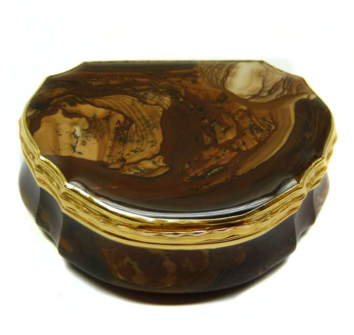Louis XV gold mounted cream and brown banded opaque agate cartouche shaped box